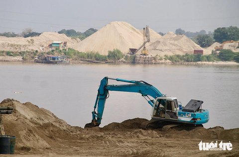 Sở TN-MT Hà Nội nói gì vụ đấu giá mỏ cát xuyên đêm với giá chốt cao ngất ngưởng? - Ảnh 1. Một mỏ cát được khai thác ở Hà Nội - Ảnh: NAM TRẦN