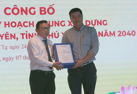Đại diện Bộ Xây dựng trao hồ sơ điều chỉnh quy hoạch xây dựng khu kinh tế Nam Phú Yên cho ông Nguyễn Xuân Hùng – trưởng Ban quản lý Khu kinh tế tỉnh Phú Yên - Ảnh: VĂN VINH Đại diện Bộ Xây dựng trao hồ sơ điều chỉnh quy hoạch xây dựng Khu kinh tế Nam Phú Yên cho ông Nguyễn Xuân Hùng - trưởng Ban quản lý Khu kinh tế tỉnh Phú Yên - Ảnh: VĂN VINH