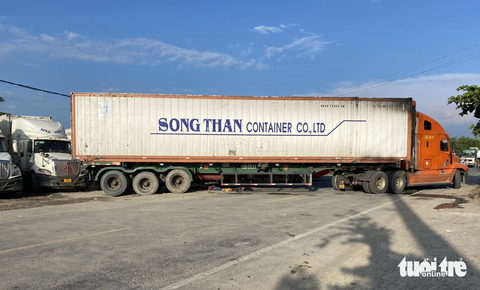 Đứng canh lùi xe, người đàn ông bị xe khách va chạm chết tại chỗ - Ảnh 3. Hiện trường nơi xảy ra vụ việc