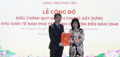 Đại diện Bộ Xây dựng trao quyết định của Thủ tướng Chính phủ về điều chỉnh quy hoạch xây dựng khu kinh tế Nam Phú Yên cho Chủ tịch UBND tỉnh Phú Yên Tạ Anh Tuấn - Ảnh: VĂN VINH Đại diện Bộ Xây dựng trao quyết định của Thủ tướng Chính phủ về điều chỉnh quy hoạch xây dựng Khu kinh tế Nam Phú Yên cho chủ tịch UBND tỉnh Phú Yên Tạ Anh Tuấn - Ảnh: VĂN VINH