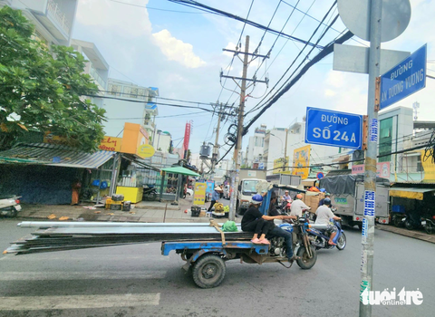 Xe ba gác, 'cà tàng' chở sắt thép... vẫn tung hoành ở TP.HCM - Ảnh 6. Xe ba gác chở tôn sắc bén trên đường 24A, hướng ra đường An Dương Vương (quận 6), chiều 7-11 - Ảnh: NGỌC KHẢI