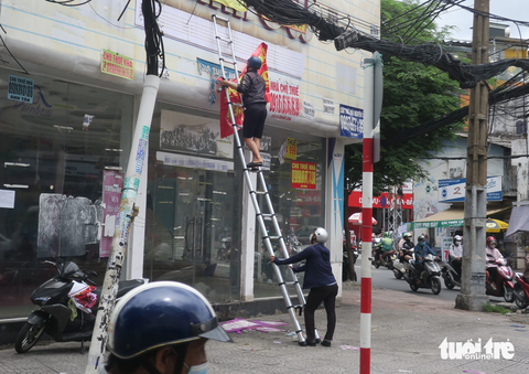 Ngang nhiên treo bảng quàng cáo số điện thoại cho thuê lên căn nhà không phải mình sở hữu tại phường 14, quận Bình Thạnh, TP.HCM. Nay các bảng trên đã được lấy xuống hết - Ảnh: T.T.D. Treo bảng quảng cáo số điện thoại cho thuê lên căn nhà không phải mình sở hữu tại phường 14, quận Bình Thạnh. Các bảng trên nay đã bị cơ quan chức năng tháo xuống