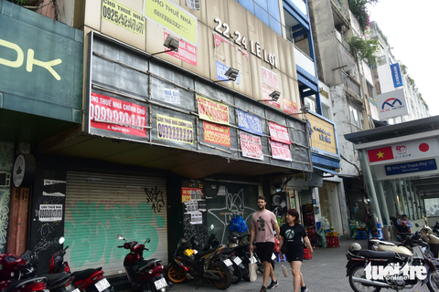 Các bảng treo quảng cáo nhà cho thuê hay bán được dán đầy trên mặt tiền trục lộ chính ở trung tâm quận 1, TP.HCM - Ảnh: T.T.D. Hình ảnh nhếch nhác ở ngay mặt tiền trục đường chính ở trung tâm quận 1