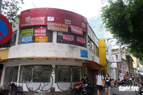 Một vị trí đẹp góc đường Nguyễn Văn Chiêm - Hai Bà Trưng, quận 1, TP.HCM vẫn bị bủa vây các bảng treo quảng cáo - Ảnh: T.T.D. Một vị trí đẹp góc đường Nguyễn Văn Chiêm - Hai Bà Trưng (quận 1) bị các bảng quảng cáo bủa vây