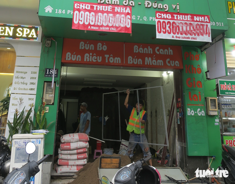 Một căn nhà đang sửa sang để kinh doanh trở lại. Ảnh chụp trên đường Phan Xích Long, phường 7, quận Phú Nhuận, TP.HCM chiều 7-11 - Ảnh: T.T.D. Một căn nhà đang sửa sang để kinh doanh trở lại. Ảnh chụp trên đường Phan Xích Long, phường 7 (quận Phú Nhuận) chiều 7-11