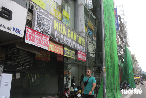 Một số căn nhà đang sửa sang để kinh doanh trở lại trên đường Hai Bà Trưng, phường Tân Định, quận 1, TP.HCM chiều 7-11 - Ảnh: T.T.D. Một số căn nhà đang sửa sang để kinh doanh trở lại trên đường Hai Bà Trưng, phường Tân Định (quận 1)