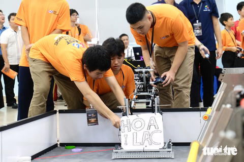 Học sinh Việt Nam thi thiết kế robot biết vẽ tranh dự giải vô địch thế giới - Ảnh 1. Đội tuyển robot của các trường tham gia thi đấu tại sự kiện - Ảnh: NGUYÊN BẢO