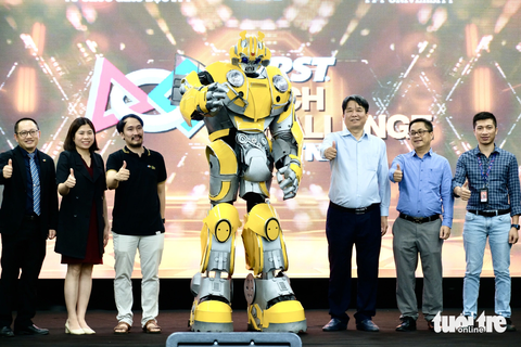 Học sinh Việt Nam thi thiết kế robot biết vẽ tranh dự giải vô địch thế giới - Ảnh 2. Trường đại học FPT được FIRST® trao quyền tổ chức giải thi đấu robot theo thể thức và tiêu chuẩn của FIRST® (Mỹ) tại Việt Nam - Ảnh: NGUYÊN BẢO