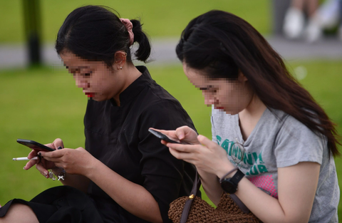 Gen Z vỡ mộng khóa học trực tuyến, mạng xã hội dắt mũi? - Ảnh 3. Chăm chú vào điện thoại, lướt mạng là hình ảnh không quá khó để có thể bắt gặp ở bất kỳ đâu - Ảnh: Q.ĐỊNH