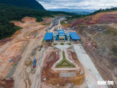 Cửa khẩu quốc tế lầy lội như ruộng cày - Ảnh 1. Cửa khẩu quốc tế La Lay chỉ mới hoàn thiện nhà kiểm soát liên hợp