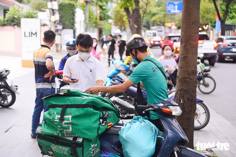 Các đơn vị bán hàng và giao nhận trong nước đang đối mặt với làn sóng hàng giá rẻ, ship rẻ từ hàng hóa Trung Quốc - Ảnh: QUANG ĐỊNH Các đơn vị bán hàng và giao nhận trong nước đang đối mặt với làn sóng hàng giá rẻ, ship rẻ từ hàng hóa Trung Quốc - Ảnh: QUANG ĐỊNH