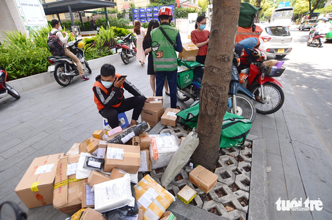 Nhân viên văn phòng một tòa nhà tại quận 1, TP.HCM nhận hàng mua online - Ảnh: Q.ĐỊNH Nhân viên văn phòng một tòa nhà tại quận 1, TP.HCM nhận hàng mua online - Ảnh: Q.ĐỊNH
