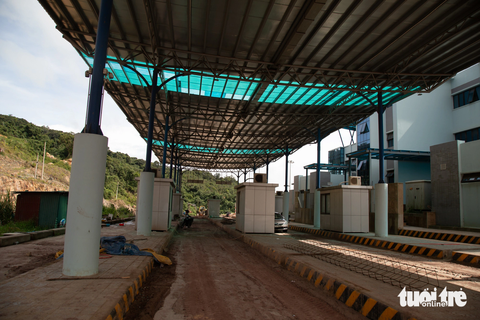 Cửa khẩu quốc tế lầy lội như ruộng cày - Ảnh 7. Luồng xuất cảnh hoàn thiện nhưng chưa đưa vào hoạt động do thiếu đường kết nối