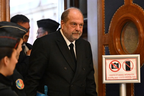 Bộ trưởng Tư pháp Pháp Eric Dupond-Moretti rời phiên tòa ở Paris, Pháp, ngày 6-11- Ảnh: AFP Bộ trưởng Tư pháp Pháp Eric Dupond-Moretti rời phiên tòa ở Paris, Pháp, ngày 6-11- Ảnh: AFP
