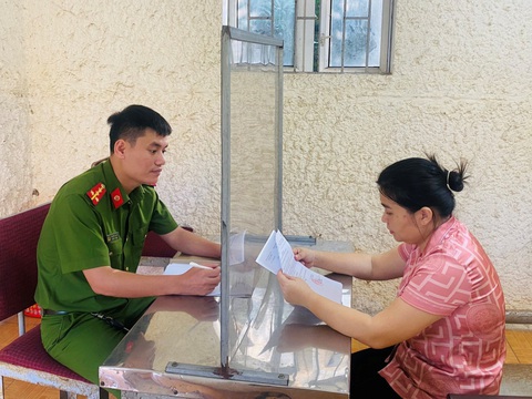 Lừa làm dịch vụ chuyển tiền hộ chiếm đoạt trên 50 tỉ đồng - Ảnh 1. Trương Thị Lưu tại cơ quan công an - Ảnh: CACC