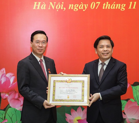 Chủ tịch nước Võ Văn Thưởng nhận huy hiệu 30 năm tuổi Đảng - Ảnh 1. Bí thư Đảng ủy khối các cơ quan trung ương Nguyễn Văn Thể trao huy hiệu 30 năm tuổi Đảng tặng Chủ tịch nước Võ Văn Thưởng - Ảnh: Văn phòng Chủ tịch nước
