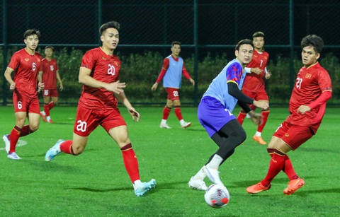 HLV Philippe Troussier lo vá hàng thủ tuyển Việt Nam - Ảnh 2. Việt Anh (20) có thể đá cánh phải thay Duy Mạnh hoặc đá ở giữa thay Quế Ngọc Hải - Ảnh: VFF