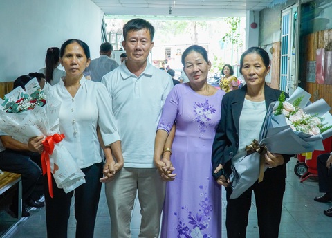 Bống chị em chị Oanh trong ngày đoàn tụ Như chưa hề có cuộc chia ly - Ảnh: BTC Bốn chị em chị Oanh trong ngày đoàn tụ Như chưa hề có cuộc chia ly. Khán giả bảo bốn khuôn mặt giống y nhau - Ảnh: BTC