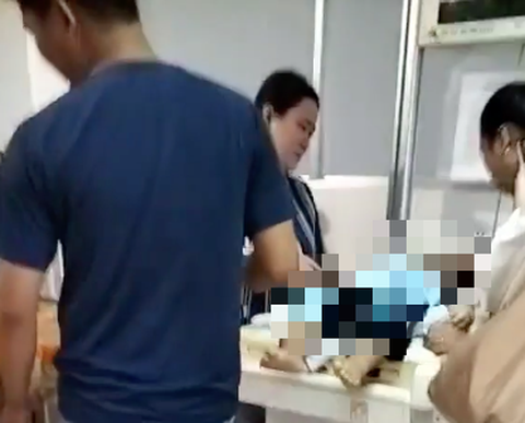 Đang chờ kết quả pháp y vụ bé trai 2 tuổi tử vong tại bệnh viện - Ảnh 1. Đang chờ kết quả pháp y để thành lập hội đồng chuyên môn làm rõ vụ bé trai 2 tuổi tử vong tại Trung tâm Y tế TP Vĩnh Long - Ảnh: Cắt từ clip