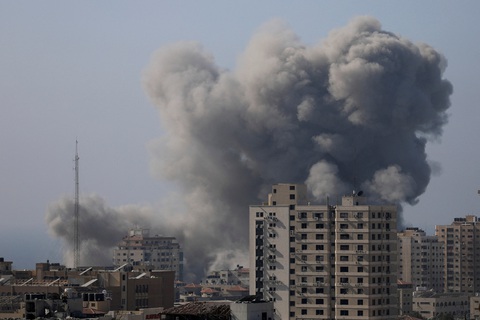Trái với Trung Quốc, vì sao Mỹ phản đối lệnh ngừng bắn ở Dải Gaza? - Ảnh 2. Khói bốc lên sau các cuộc tấn công của Israel tại thành phố Gaza, phía bắc Dải Gaza ngày 6-11 - Ảnh: REUTERS