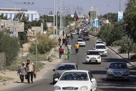 Nhìn lại một tháng xung đột Israel - Hamas - Ảnh 5. Ngày 13-10, dân thường tại Dải Gaza bắt đầu sơ tán về phía nam, sau khi quân đội Israel yêu cầu 1,1 triệu người Palestine tại Dải Gaza (50% dân số) phải di dản, để chuẩn bị một cuộc tấn công lớn vào khu vực này - Ảnh: NPR/GETTY IMAGES