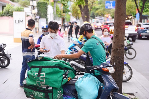 Các đơn vị bán hàng và giao nhận trong nước đang đối mặt với làn sóng hàng giá rẻ, ship rẻ từ hàng hóaTrung Quốc - Ảnh: QUANG ĐỊNH Các đơn vị giao nhận Việt đang đối mặt với làn sóng ship rẻ từ hàng hóa Trung Quốc - Ảnh: QUANG ĐỊNH