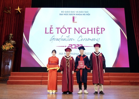 Siêu trí tuệ Hà Việt Hoàng: Khai phá góc khác của bản thân - Ảnh 3. Hà Việt Hoàng vừa tốt nghiệp bằng kỹ sư loại giỏi của Đại học Bách khoa - Ảnh: NVCC