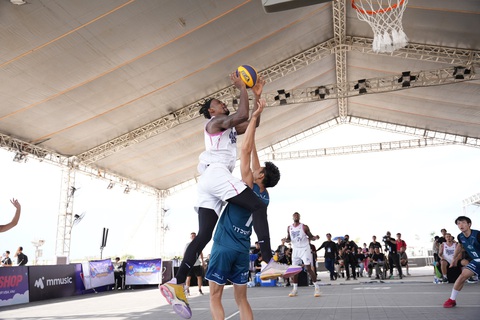 ‘Giải mã’ thành công của đội bóng rổ Việt Nam Hoop Dreams - Ảnh 3. Hassan Thomas (trái) lên rổ trong tư thế khó - Ảnh: VBA