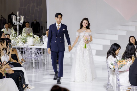 Trong màn trình diễn, Yến Nhi và bạn diễn đã tạo nên những tương tác ngọt ngào, như khiêu vũ và khoác tay nhau trên sân khấu. Sự kết hợp này mang lại những cảm xúc chân thực của một cặp đôi đang yêu nhau và trở thành điểm nhấn đáng nhớ cho bộ sưu tập. Trong màn trình diễn, Yến Nhi và bạn diễn đã tạo nên những tương tác ngọt ngào, như khiêu vũ và khoác tay nhau trên sân khấu. Sự kết hợp này mang lại những cảm xúc chân thực của một cặp đôi đang yêu nhau và trở thành điểm nhấn đáng nhớ cho bộ sưu tập.