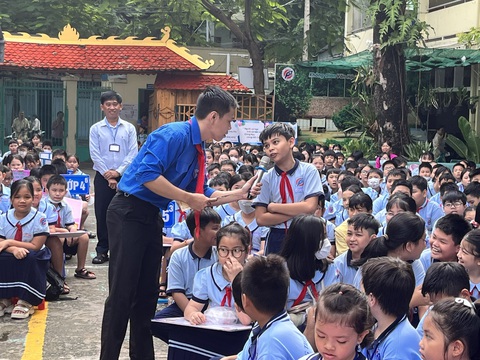 TP.HCM: Học sinh tiểu học trường tư được hỗ trợ học phí 100.000 đồng, 300.000 đồng/tháng - Ảnh 1. Học sinh Trường tiểu học Phú Thọ (quận 11) trong một hoạt động ngoài trời hồi tháng 9 - Ảnh: MỸ DUNG