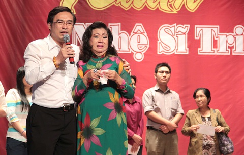 Mỗi lần trao quà cho nghệ sĩ nghèo khó, già yếu, nghệ sĩ Kim Cương đều bật khóc vì đồng cảm với họ. Nghệ sĩ Kim Cương và MC Hữu Luân trao quà trong một chương trình Nghệ sĩ tri âm tại Nhà hát TP.HCM Mỗi lần trao quà cho nghệ sĩ nghèo khó, già yếu, nghệ sĩ Kim Cương đều bật khóc vì đồng cảm với họ. Nghệ sĩ Kim Cương và MC Hữu Luân trao quà trong một chương trình Nghệ sĩ tri âm tại Nhà hát TP.HCM - Ảnh: LINH ĐOAN