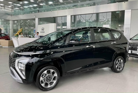 Tin tức giá xe: MPV Hyundai Stargazer giảm giá mạnh tay, nay chỉ còn ngang Kia Morning - Ảnh 5. Sự khác biệt lớn nhất giữa bản cao cấp và đặc biệt là gói công nghệ an toàn. Gói SmartSense trên bản cao cấp có các tính năng hỗ trợ giữ làn đường, phanh tránh va chạm, cảnh báo mất tập trung, cảnh báo điểm mù và báo phương tiện cắt ngang phía sau. So với các đối thủ, Stargazer còn mạnh hơn về trang bị an toàn khi có ga tự động, giới hạn tốc độ, đề nổ từ xa và cảnh báo áp suất lốp cùng 6 túi khí - Ảnh: Đại lý Hyundai/Facebook