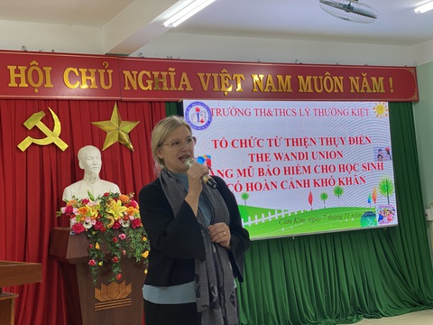 Nữ đại sứ Thụy Điển hát Em ơi Hà Nội phố trong tràng pháo tay của học sinh - Ảnh 3. Bà Ann chia sẻ cùng học sinh Hội An - Ảnh: B.D.