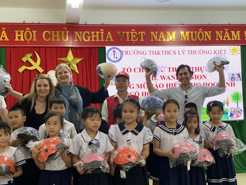 Nữ đại sứ Thụy Điển hát Em ơi Hà Nội phố trong tràng pháo tay của học sinh - Ảnh 4. Bà Ann cùng bạn bè tại Hội An tặng mũ bảo hiểm cho học sinh Hội An sáng 7-11 - Ảnh: B.D.