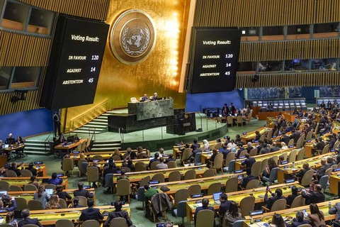 Nhìn lại một tháng xung đột Israel - Hamas - Ảnh 10. Ngày 27-10, Đại hội đồng Liên Hiệp Quốc bỏ phiếu về nghị quyết không mang tính ràng buộc kêu gọi ngừng bắn nhân đạo ở Gaza, chấm dứt xung đột Israel - Hamas. Nghị quyết được thông qua cũng nhấn mạnh sự cần thiết của việc ngăn chiến sự leo thang trên diện rộng và yêu cầu tăng cường viện trợ nhân đạo vào Dải Gaza. Đây là phản ứng đầu tiên của Liên Hiệp Quốc với xung đột. Cho đến nay, chưa có nghị quyết nào liên quan đến xung đột Israel - Hamas được Hội đồng Bảo an Liên Hiệp Quốc gồm 15 thành viên thông qua - Ảnh: THE HINDU