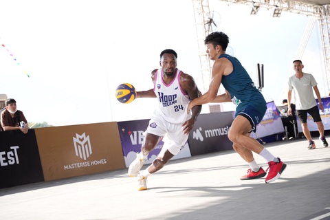 ‘Giải mã’ thành công của đội bóng rổ Việt Nam Hoop Dreams - Ảnh 1. Ngôi sao bóng rổ Kentrell Barkley (trái) cố gắng thoát khỏi sự đeo bám của đối thủ - Ảnh: VBA