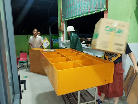 Nước lên bất ngờ, giáo viên Đà Nẵng nháo nhào trở lại trường chạy lụt - Ảnh 1. Đồ đạc được khẩn trương kê dọn tại Trường mầm non Tuổi Ngọc trong tối 7-11 - Ảnh: N.Y.