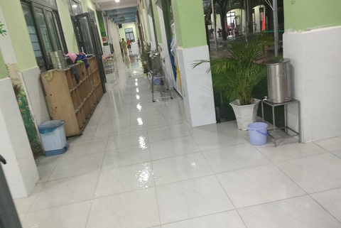 Nước lên bất ngờ, giáo viên Đà Nẵng nháo nhào trở lại trường chạy lụt - Ảnh 3. Nước tràn vào hành lang và các phòng học ở Trường mầm non Tuổi Ngọc, quận Liên Chiểu - Ảnh: N.Y.