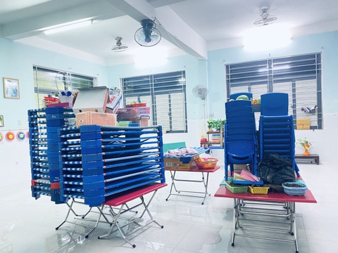 Nước lên bất ngờ, giáo viên Đà Nẵng nháo nhào trở lại trường chạy lụt - Ảnh 4. Nước tràn vào phòng nên các cô giáo phải kê bàn ghế, đồ dùng học tập của trẻ lên cao - Ảnh: N.Y.
