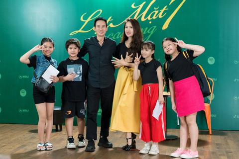 Lý Hải hé lộ chi tiết khủng trong dự án phim 'Lật Mặt 7' - Ảnh 1. Lý Hải - Minh Hà cùng các thí sinh nhí tham gia buổi thử vai