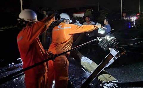 Xe cứu thương từ thiện đâm gãy trụ điện cao thế, hơn 750 hộ dân mất điện trong đêm - Ảnh 2. Ngay trong đêm, Điện lực Quảng Bình đã huy động nhân lực và máy móc đến khắc phục sự cố - Ảnh: Đ.H.N.