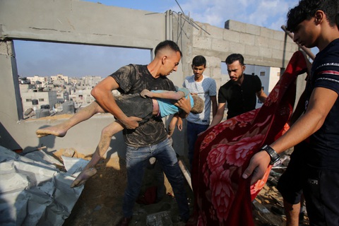 Người dân Palestine tìm thấy thi thể một đứa trẻ sau cuộc không kích của Israel nhắm vào trại tị nạn Jabalia hôm 1-11 - Ảnh: AFP Người dân Palestine tìm thấy thi thể một đứa trẻ sau cuộc không kích của Israel nhắm vào trại tị nạn Jabalia hôm 1-11 - Ảnh: AFP