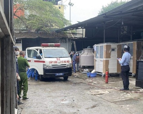 3 người bị thương sau tiếng nổ lớn ở Hà Nội - Ảnh 1. Xe cứu thương tại hiện trường vụ nổ - Ảnh: D.H.