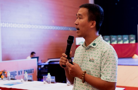 Hỗ trợ phụ nữ làm nông làm chủ kỹ thuật chăn nuôi - Ảnh 5. Anh Trần Văn Tuyến, giám sát kinh doanh Công ty GREENFEED tại Quảng Trị, hướng dẫn cách chăn nuôi gà cho các hộ nông dân Quảng Trị - Ảnh: Q.NAM