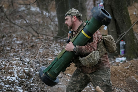 Một quân nhân Ukraine ôm hệ thống tên lửa Javelin tại tiền tuyến ở khu vực phía bắc Kiev, Ukraine, hồi tháng 3-2022 - Ảnh: REUTERS Một quân nhân Ukraine ôm hệ thống tên lửa Javelin tại tiền tuyến ở khu vực phía bắc Kiev, Ukraine, hồi tháng 3-2022 - Ảnh: REUTERS