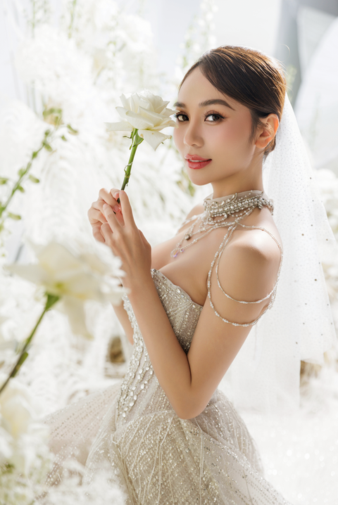 Miss Fire Vietnam 2023 Kim Chi xuất hiện lộng lẫy trong bộ sưu tập váy cưới của NTK Linh Nga. Thiết kế được tạo nên từ hàng ngàn sợi silicon mini may trên từng lớp organza trong suốt, tạo hiệu ứng 3D uốn lượn mềm mại. Miss Fire Vietnam 2023 Kim Chi xuất hiện lộng lẫy trong bộ sưu tập váy cưới của NTK Linh Nga. Thiết kế được tạo nên từ hàng ngàn sợi silicon mini may trên từng lớp organza trong suốt, tạo hiệu ứng 3D uốn lượn mềm mại.