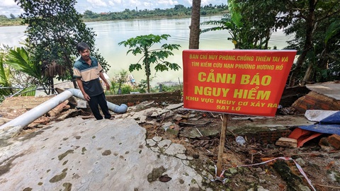 Sống thấp thỏm bên bờ sông sạt lở ở Huế - Ảnh 2. Anh Nguyễn Văn Vĩnh - trú phường Hương Hồ, TP Huế - nói rằng mỗi bận mưa bão là chính quyền lại đến cắm biển, giăng dây cảnh báo sạt lở trước căn nhà của anh - Ảnh: NHẬT LINH