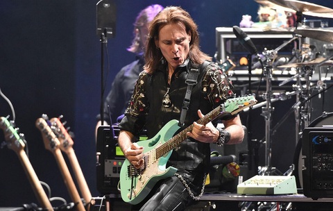 Showbiz Việt vào mùa vui - Ảnh 4. Steve Vai trên sân khấu cùng cây guitar quen thuộc