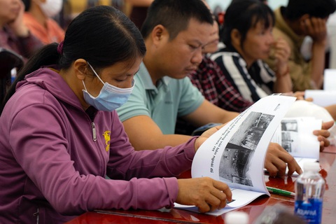 Hỗ trợ phụ nữ làm nông làm chủ kỹ thuật chăn nuôi - Ảnh 3. Ngoài nhận vốn vay, các hộ dân còn được cung cấp tài liệu, tập huấn chăn nuôi định kỳ để tăng năng suất vật nuôi, từng bước cải thiện cuộc sống - Ảnh: AN BÌNH