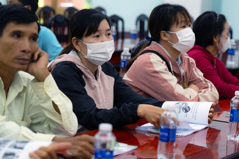 Hỗ trợ phụ nữ làm nông làm chủ kỹ thuật chăn nuôi - Ảnh 1. Các hộ nông dân chăm chú lắng nghe nhân viên của Công ty GREENFEED tập huấn kỹ thuật chăn nuôi tại buổi Tiếp sức nhà nông 5-11 - Ảnh: AN BÌNH